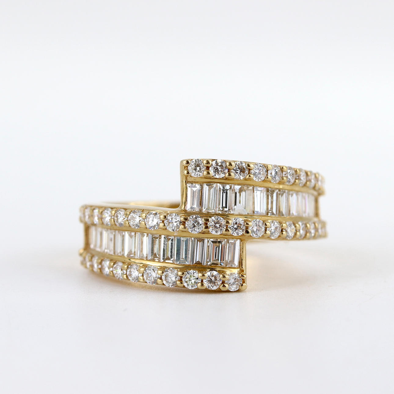 18CT GOLD DIAMOND SET RING
