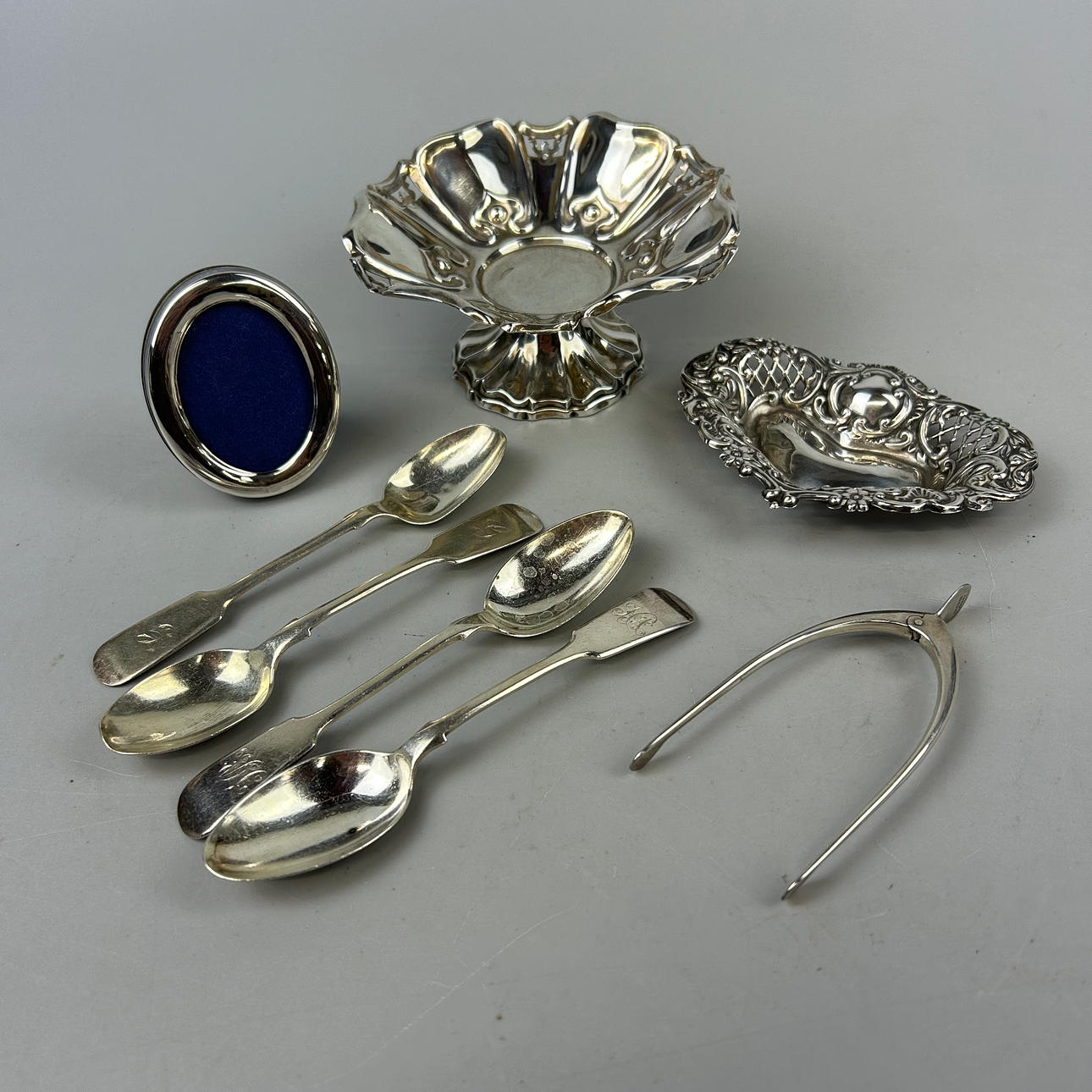 GROUP OF HALLMARKED SILVER ITEMS