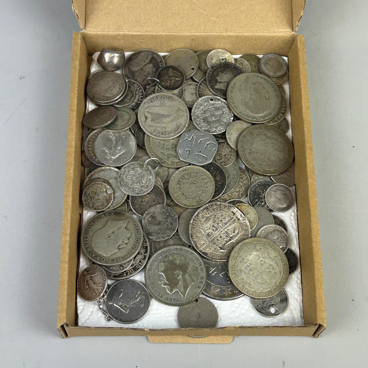 BOX OF MAINLY SILVER COINS