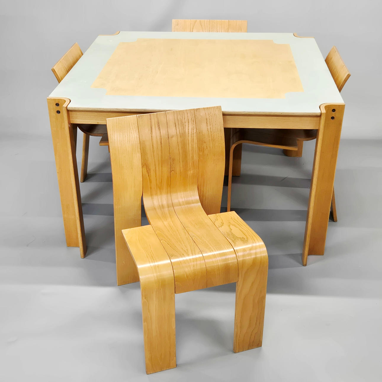 CONTEMPORARY TABLE AND CHAIRS