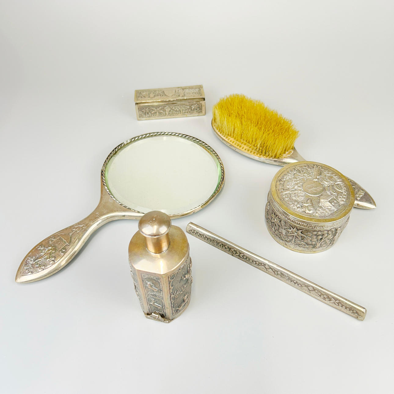 ANTIQUE INDIAN DRESSING TABLE SET