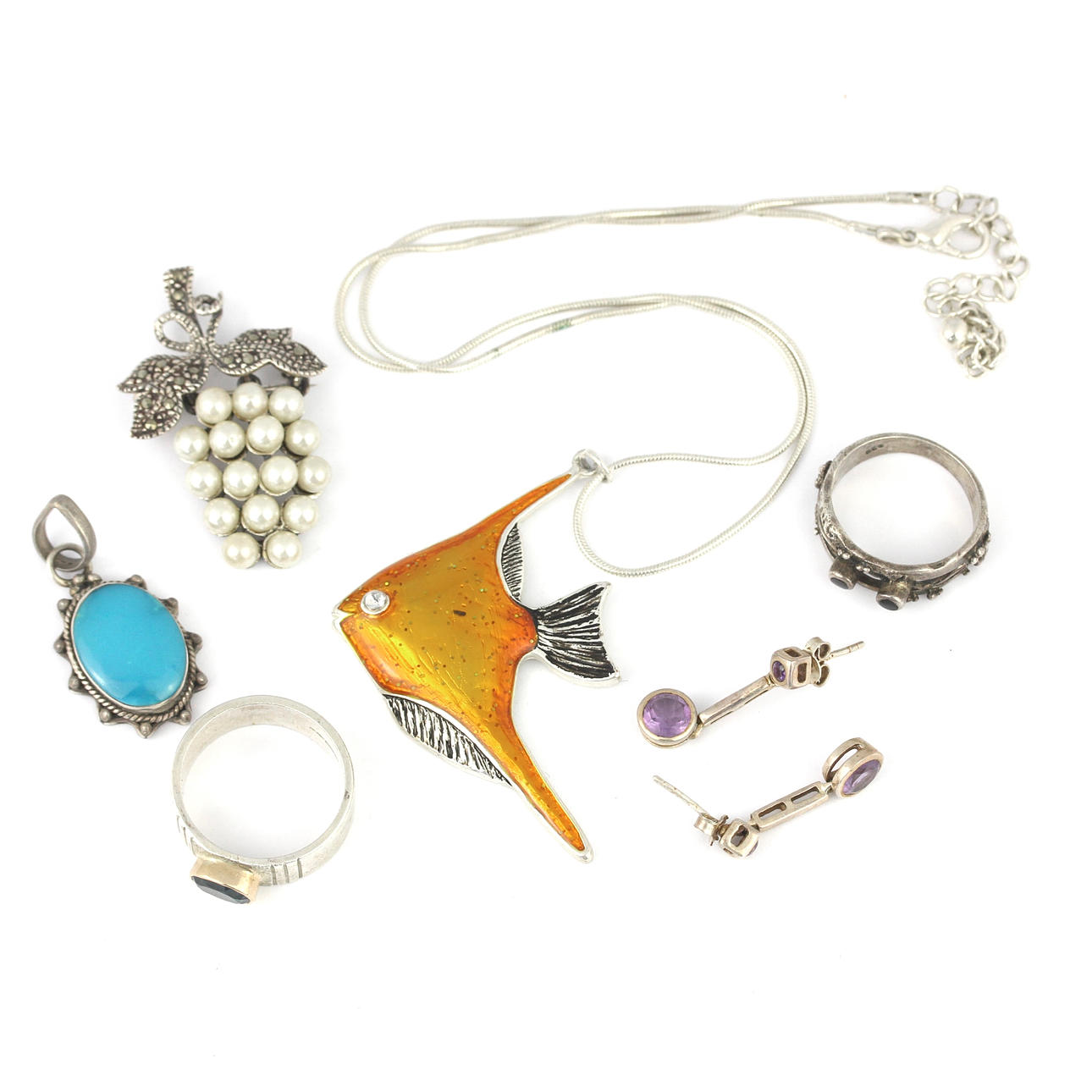 SIX SILVER JEWELLERY PIECES