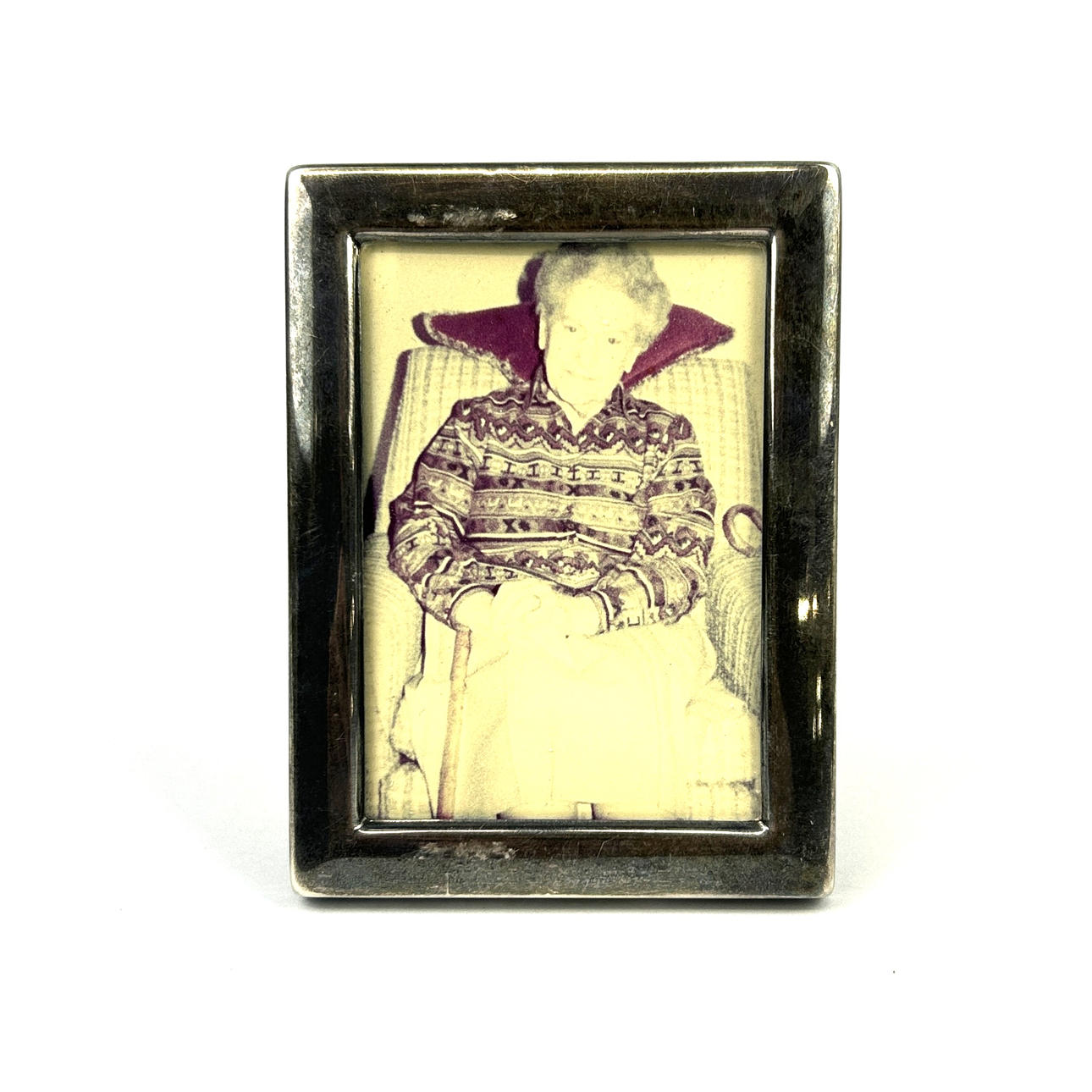 A SMALL HALLMARKED SILVER PHOTO FRAME