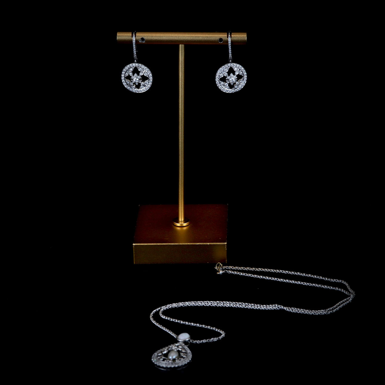 SET 18K WHITE GOLD & DIAMOND NECKLACE & EARRINGS